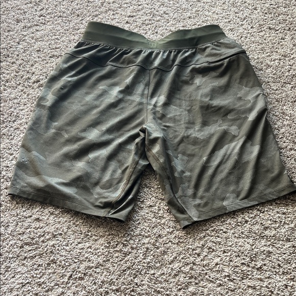❌NOT FOR SALE ❌Lululemon Green Camouflage Linerless Shorts - Picture 2 of 6